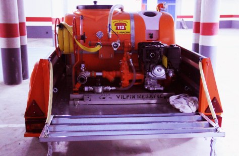 Una de las máquinas que tienen en la sede de Protección Civil es la motobomba. Es capaz de expulsar o succionar agua dependiendo de la situación (incendio o inundación).