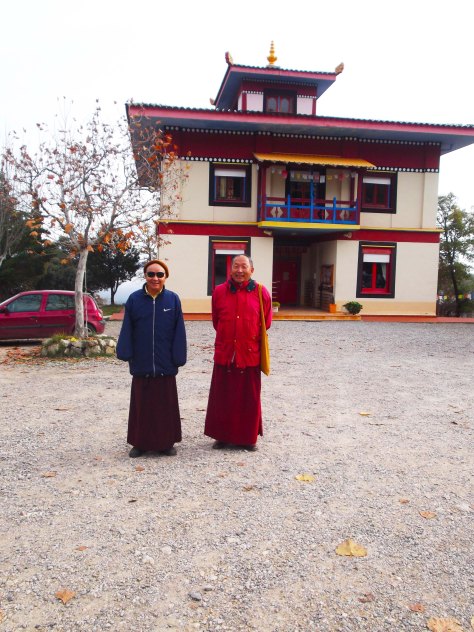 Lamas frente al templo budista.