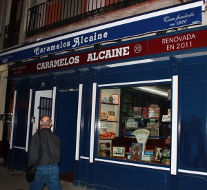 La tienda se encuentra en el centro histórico de Zaragoza, en la parte trasera del mercado central, enfrente de las Escuelas Pías.