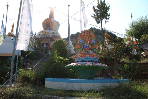 Estatua de Tara junto a la Estupa.